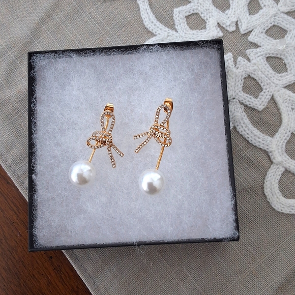 Jewelry - 💥SALE💥NEW Rhinestone, Pearl & Bow Dangle Earrings